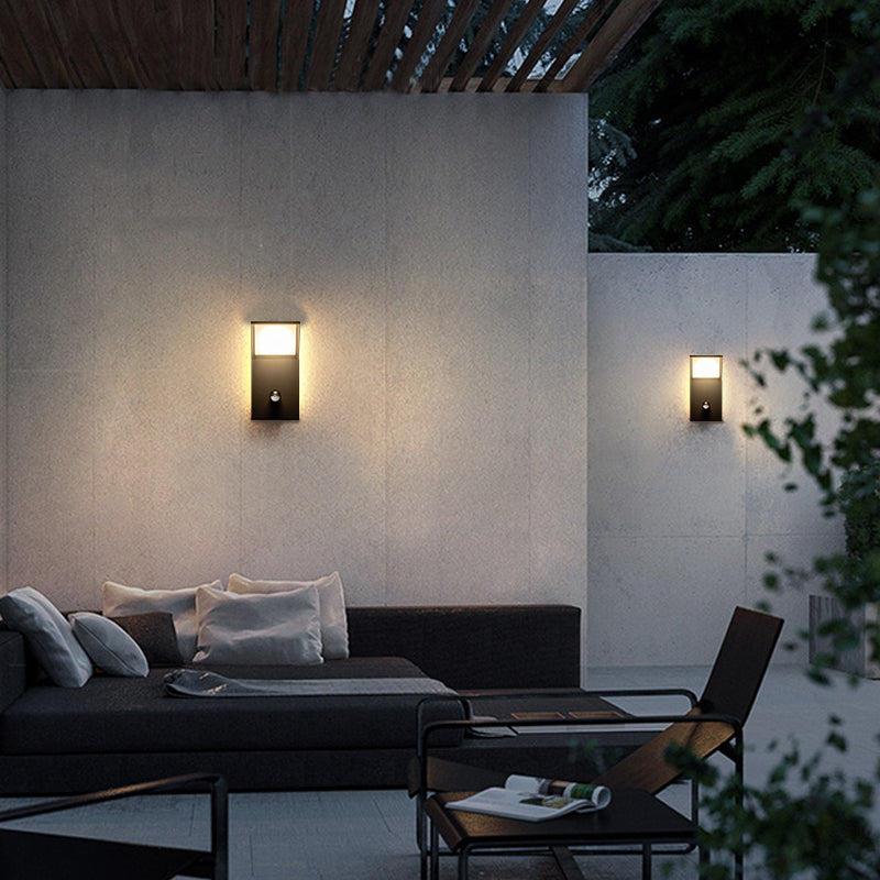 Outdoor wall light with PIR